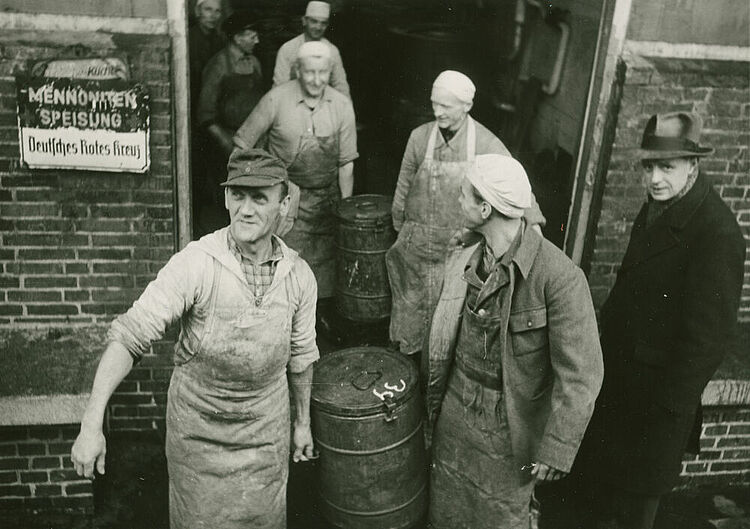 Nachkriegszeit in Deutschland: Helfer vom DRK tragen Kannen mit Essen, das an Hungernde ausgeben werden soll (sog. 'Mennoniten-Speisung', organisiert vom Mennonite Central Committee), um 1946